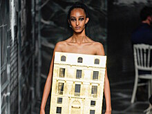 Золотой замок вместо платья, образы античных кариатид и торжество черного в новой кутюрной коллекции Christian Dior