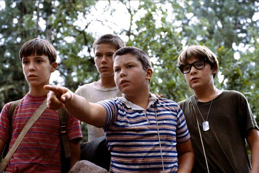 «Останься со мной» (Stand by Me), 1986 История о группе подростков, отправившихся в необычное путешествие — на поиски тела пропавшего мальчика, за которое обещано вознаграждение. Путь юных героев строится по принципу кэмпбелловского «Тысячеликого героя»: они пускаются в странствие, переживают немыслимые испытания и находят «клад» — только совсем не тот, на который изначально рассчитывали. «Останься со мной» Роба Райнера — экранизация романа Кинга «Тело». Картина получила восторженные отзывы критиков и несколько номинаций на «Оскар» и «Золотой глобус». Одну из главных ролей в фильме сыграл Ривер Феникс, старший брат Хоакина Феникса