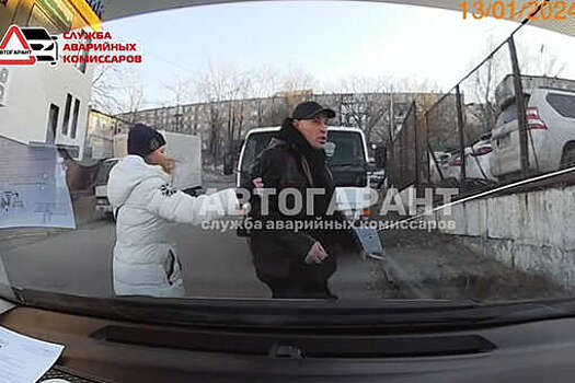 Во Владивостоке пассажир внедорожника напал с ножом на участников ДТП
