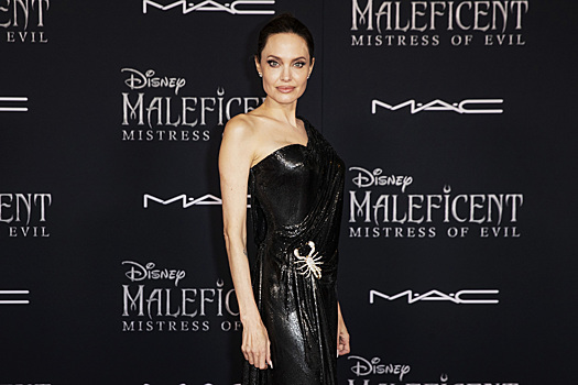 Анджелина Джоли вышла в свет с детьми на премьеру фильма «Малефисента»