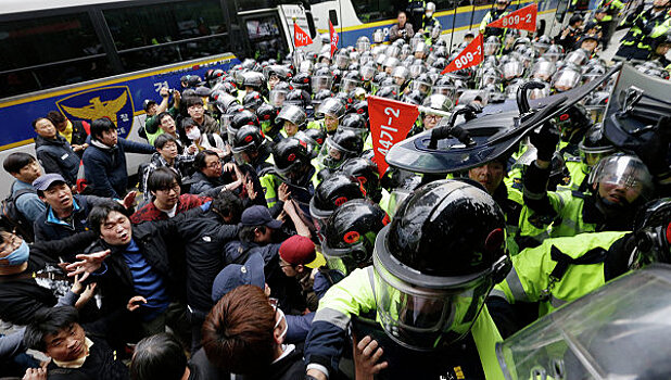 В Сеуле полиция разогнала 10-тысячную демонстрацию слезоточивым газом