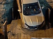 Иномарка упала в яму на дороге в Хабаровске
