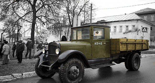 ЗИС-5 — советский трехтонный грузовик, построенный на основе американской конструкции