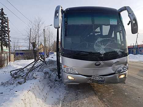 В Богдановиче пассажирский автобус врезался в грузовик «Красного & Белого»