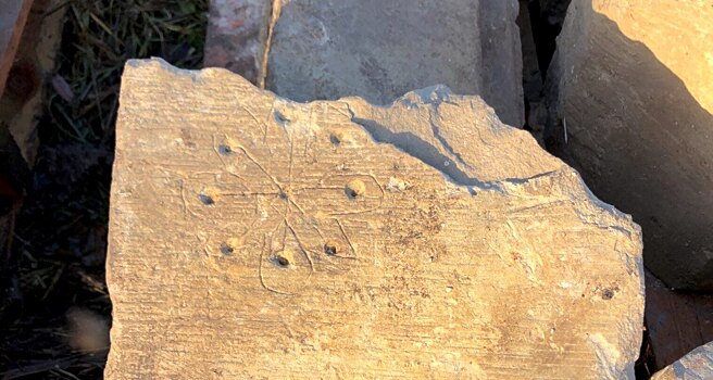 Археологи заметили необычные знаки на стенах средневековой церкви
