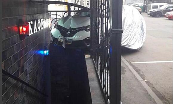 Автомобилистка, перепутав педали, протаранила ограждение кафе в Москве