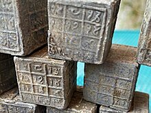 Английский рыбак нашел в реке загадочные священные кубики из Индии
