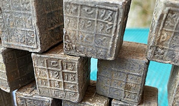 Английский рыбак нашел в реке загадочные священные кубики из Индии
