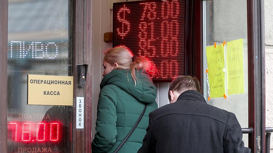 Эксперт допустил укрепление рубля до ₽72 за доллар