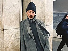 Стилист объяснил, как носить самый трендовый свитер этого года