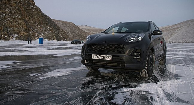 Посмотрите, вот он без страховки идет. Тест-драйв Kia Sportage Black Edition на Байкале