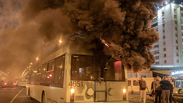 Протестующие атаковали милицейский автобус