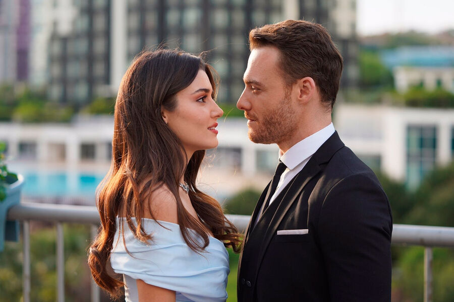 Звезда турецкого сериала Постучись в мою дверь прилетела в Москву