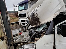 Кабину "ГАЗа" подмяло под фуру в тройном ДТП на М-10