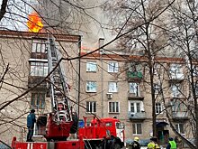 Жильцов четырехэтажного дома в Томске эвакуировали из-за пожара на крыше