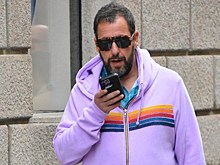 Адам Сэндлер описал свой стиль в одежде словами «семья смеется надо мной»