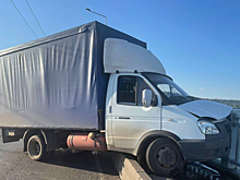 Грузовик протаранил ограждение моста Саратов-Энгельс