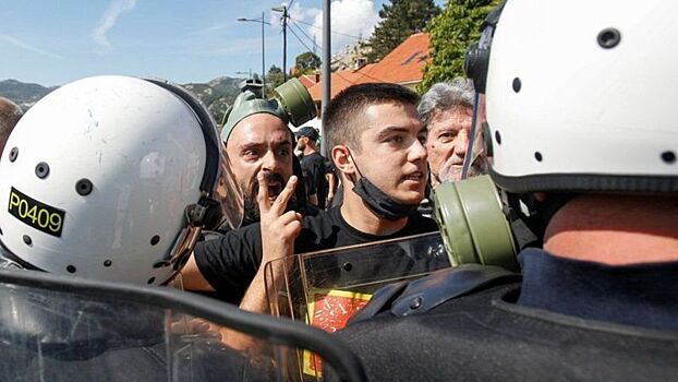 В Черногории полиция применила против протестующих слезоточивый газ
