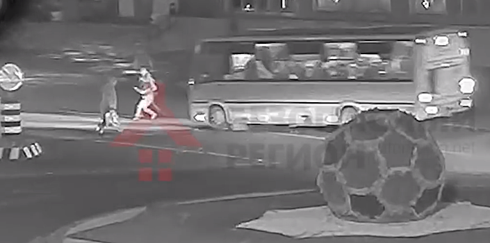 Пронесло: в Ярославле разъярённые пешеходы накинулись на чуть не задавившего их маршрутчика