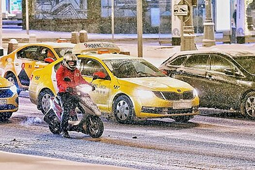 Власти Москвы попросили сервисы такси заморозить цены на новогодние праздники