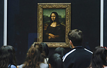 Посетитель Лувра измазал тортом картину "Мона Лиза"