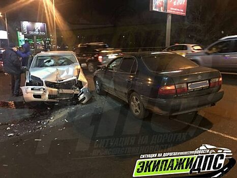 Лихач на Toyota Probox снёс бордюр, столб и врезался в другую машину во Владивостоке