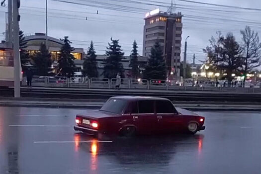 Сильно заниженная Lada не смогла тронуться с места на мокрой дороге