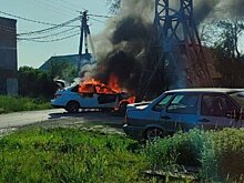На Шуисте такси врезалось в опору ЛЭП и загорелось