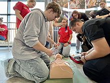 Две тысячи новосибирцев научились «запускать сердца» на масштабном флешмобе
