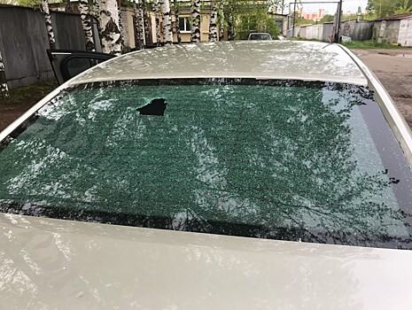 В Твери неизвестные хулиганы бьют стёкла машин