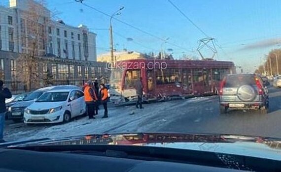 В Казани трамвай сошел с рельсов возле здания Миндортранса Татарстана
