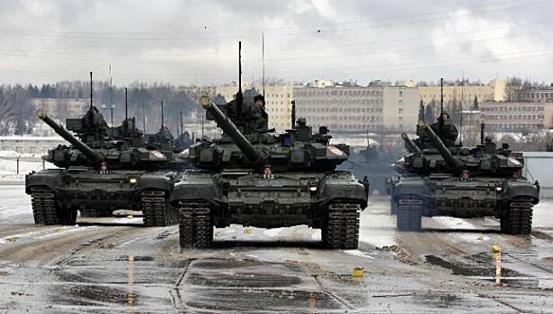 РВ: ВС РФ перебрасывают бронетанковые силы по Крымскому мосту, идет подмога