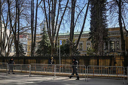 Дипломат Полищук: РФ обеспечивает неприкосновенность здания посольства Украины