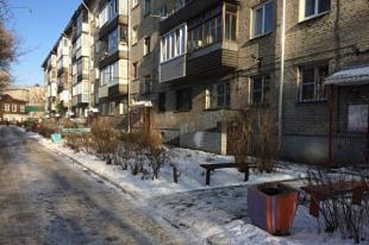 Человек из Новосибирска слетел с высоты на подъездный козырек и травмировал
