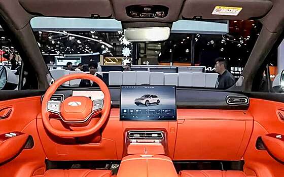 Новая версия популярного внедорожника и другие интересные авто: скоро в России