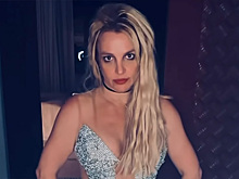 Бритни Спирс замечена с игрушечным младенцем в люльке