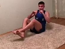 Артем Пашпорин показал комплекс упражнений на пресс