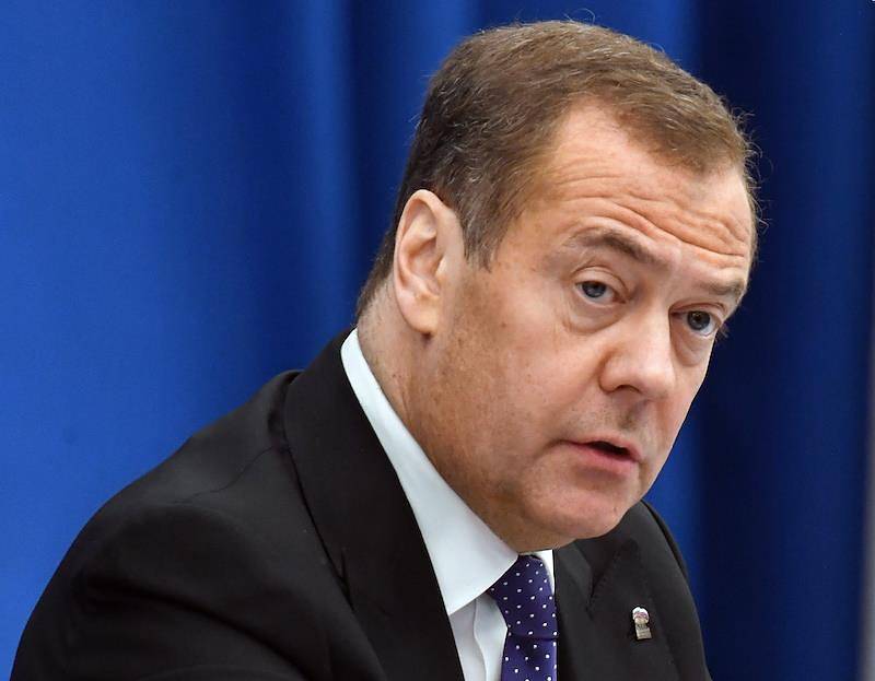 Стало известно о звонке Медведева раненному ножом мурманскому губернатору