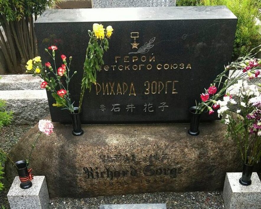 Памятник зорге в японии