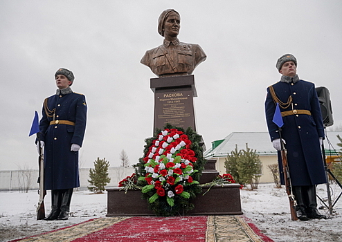 Памятник военной летчице Марии Расковой открыли на аэродроме в Екатеринбурге