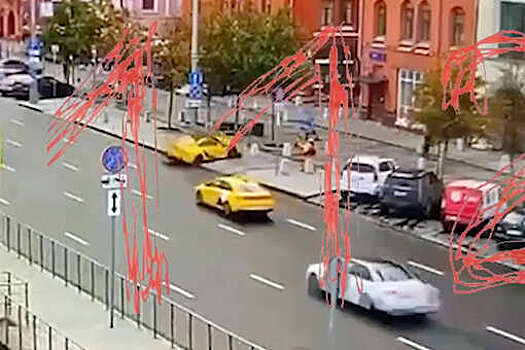 В Москве спорткар Toyota Supra на полном ходу влетел в столб