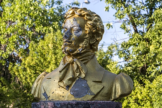 Волгоградские вандалы отбили нос полинявшему Пушкину