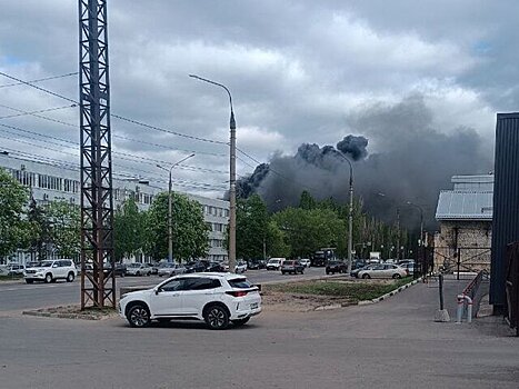В Воронеже горит цех электромеханического завода