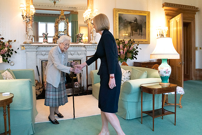 Одна из последних фотографии королевы. Новый премьер-министр Великобритании Лиз Трасс и Елизавета II, 06.09.2022 года