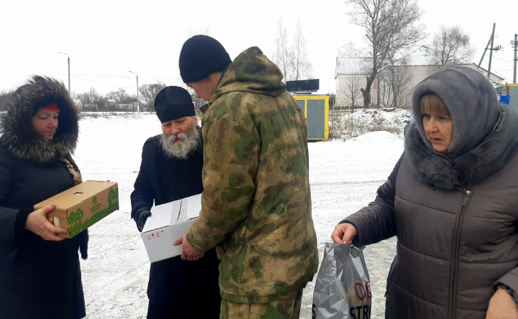 В Курской области передали военнослужащим легковые авто и бронежилеты