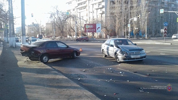 При столкновении двух машин на севере Волгограда пострадала пенсионерка