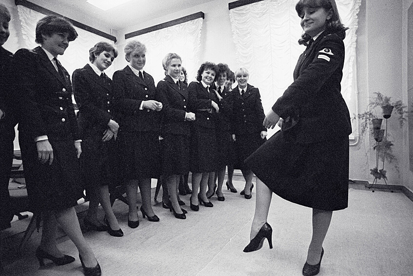 Стюардессы на танцевальных занятиях в Ленинградском авиатехническом училище гражданской авиации, СССР, 20 декабря 1984 года