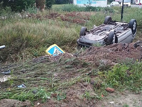 В Тверской области машина съехала в кювет и перевернулась