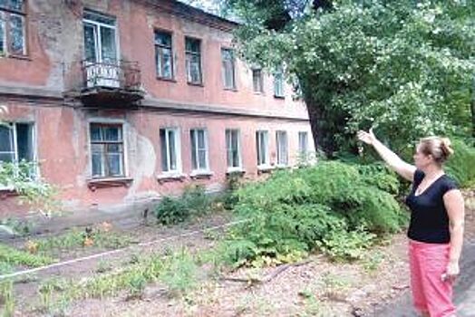 Дыра на дыре. Жильцы дома-развалины в Воронеже оставлены на произвол судьбы