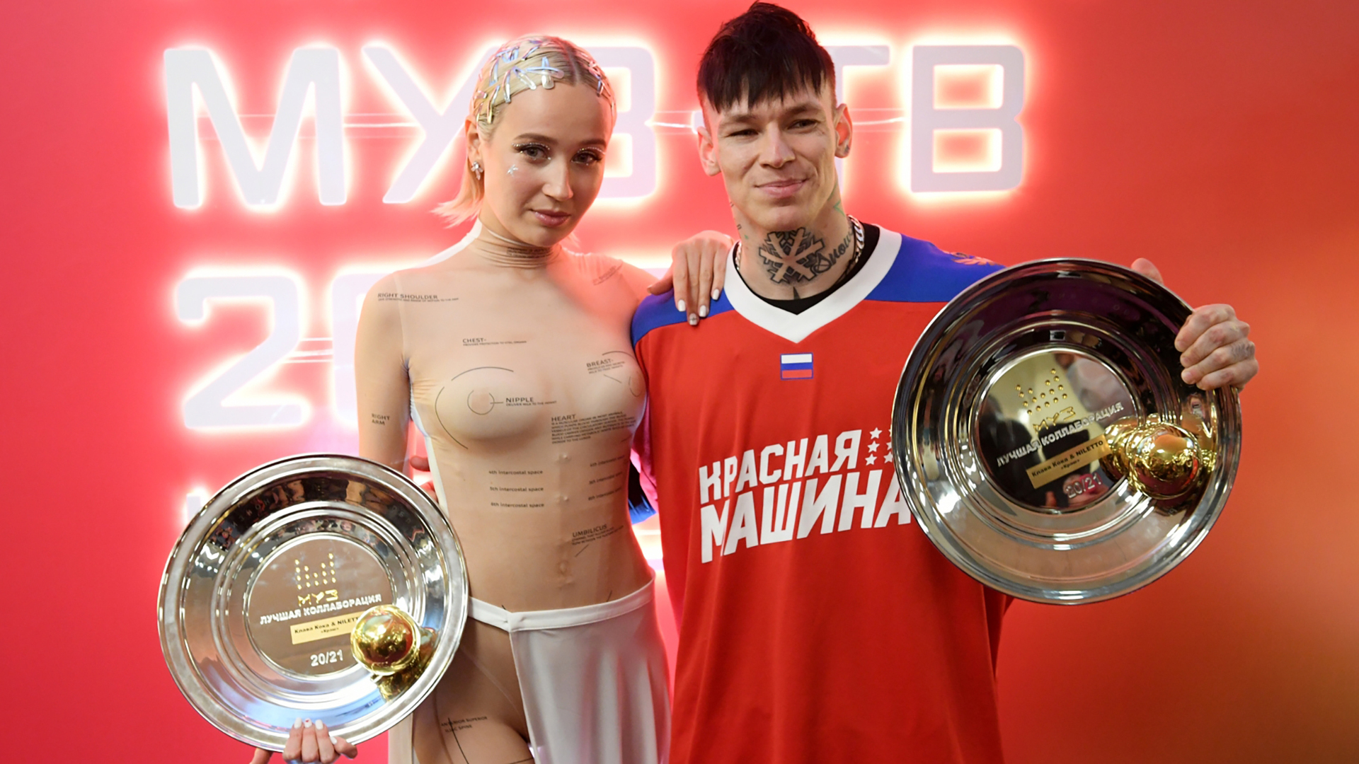 Niletto и Клава Кока, получившие награду в номинации «Лучшая коллаборация» на ежегодной национальной телевизионной премии в области популярной музыки Премия МУЗ-ТВ 20/21.